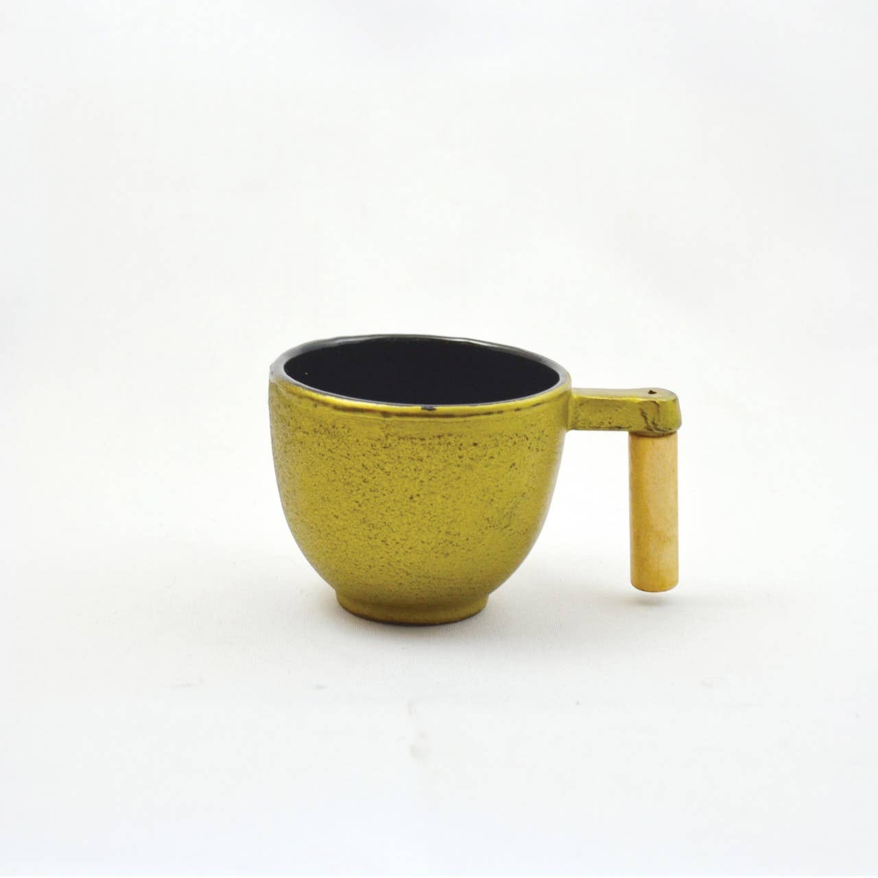 Teacup cast iron round wood gold